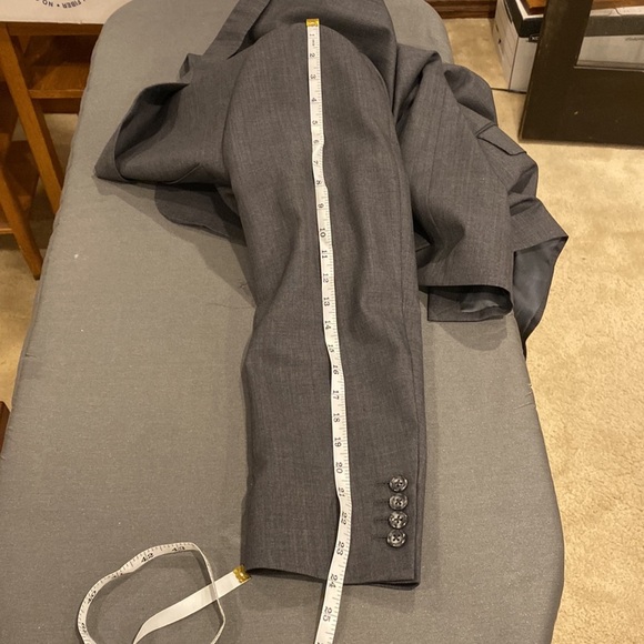 Samuelsohn blazer in superb condition in 44R. It is grey with blue undertone - Picture 15 of 16